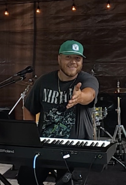 Elias Olsson performing live on keyboard